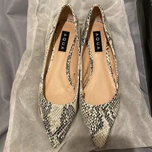 AQUA Women's Snakeskin Flats. Leather upper size 7.5 women’s.